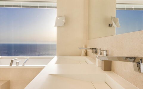 Villa Luce: Idraulico Fixture, Pavimentazione, Parete, Interior Design, Pavimento, Rubinetto, Bagno, Idraulico, Lavello, Vasca Da Bagno