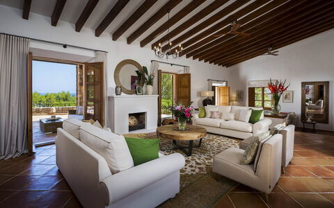 Villa Maggy: Mobilia, Interior Design, Tavolo, Pavimentazione, Sedia, Divano, Legna, Soggiorno, Pavimento, Casa