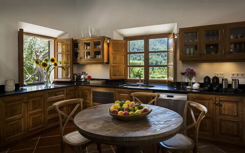 Villa Maggy: Mobilia, Interior Design, Cucina, Pavimentazione, Cabinetry, Legna, Casa, Controsoffitto, Illuminazione, Tavolo