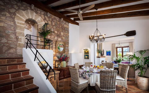 Villa Carlos: Mobilia, Interior Design, Pavimentazione, Sedia, Tavolo, Pavimento, Illuminazione, Soffitto, Cucina & Sala Da Pranzo Tavolo, Sala Da Pranzo