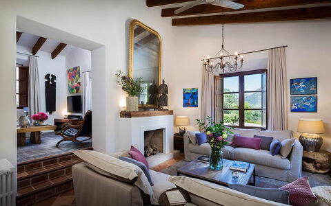 Villa Carlos: Mobilia, Parete, Interior Design, Sedia, Soggiorno, Tavolo, Casa, Divano, Pavimentazione, Casa