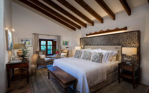 Villa Carlos: Mobilia, Interior Design, Pavimento, Pavimentazione, Letto, Legna, Camera Da Letto, Soffitto, Casa, Illuminazione