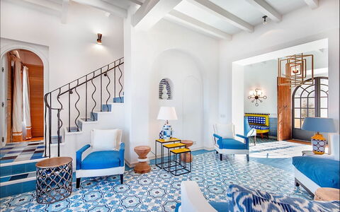Villa Gem: Blu, Mobilia, Pavimentazione, Pavimento, Interior Design, Sedia, Ricorrere, Piscina, Hotel, Design