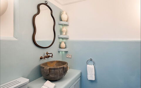 Villa Gem: Blu, Idraulico Fixture, Interior Design, Bagno, Rubinetto, Idraulico, Specchio, Casa, Lavandino Del Bagno, Lampada