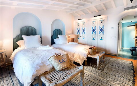 Villa Gem: Mobilia, Letto, Camera Da Letto, Interior Design, Bedding, Lenzuolo, Pavimento, Pavimentazione, Soffitto, Telaio Del Letto
