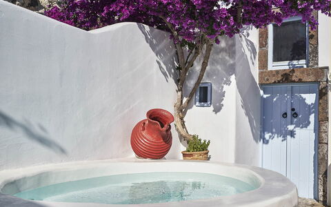 Villa Ivi: Vaso Di Fiori, Vasca Da Bagno, Idraulico Fixture, Mobili Da Esterno, Pianta Della Casa, Calcestruzzo, Ricorrere, Materiali Naturali, Shade, Bagno
