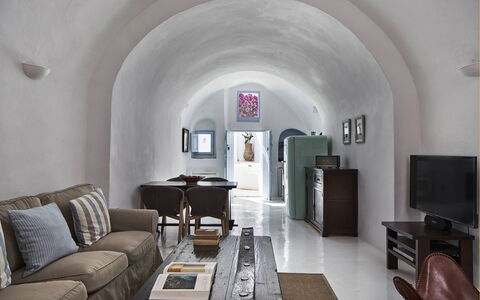 Villa Ivi: Mobilia, Interior Design, Pavimentazione, Divano, Appartamento, Pavimento, Illuminazione, Soffitto, Soggiorno, Casa
