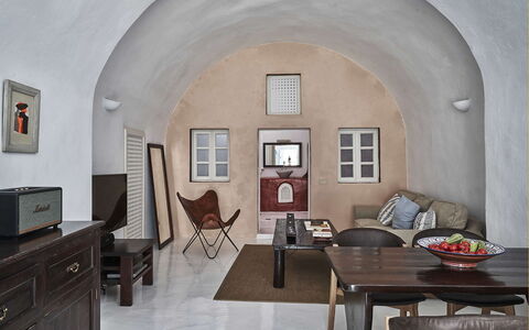 Villa Ivi: Mobilia, Pavimentazione, Interior Design, Pavimento, Soffitto, Appartamento, Lampada, Sedia, Soggiorno, Lampada