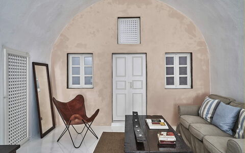 Villa Ivi: Parete, Mobilia, Pavimentazione, Pavimento, Interior Design, Soffitto, Camera, Appartamento, Sedia, Soggiorno