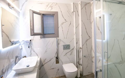 Maison Nica: Pavimentazione, Interior Design, Pavimento, Idraulico Fixture, Idraulico, Materiale Composito, Soffitto, Specchio, Piastrella, Bagno