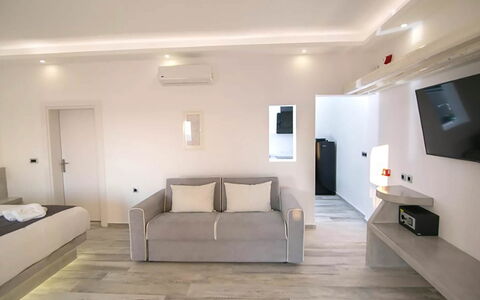 Maison Nira: Pavimentazione, Mobilia, Interior Design, Pavimento, Appartamento, Divano, Camera, Soggiorno, Suite
