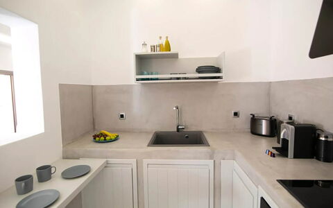 Maison Nira: Elettrodomestico Da Cucina, Cucina, Controsoffitto, Interior Design, Pavimentazione, Apparecchio Major, Pavimento, Idraulico Fixture, Elettrodomestico, Casa