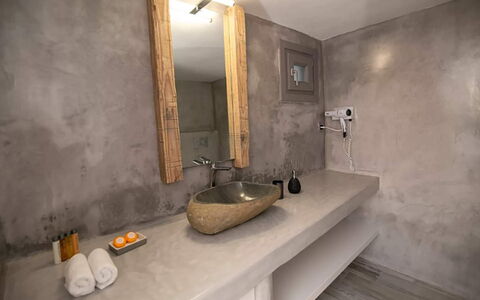 Maison Nira: Pavimentazione, Pavimento, Interior Design, Idraulico Fixture, Idraulico, Lavello, Rubinetto, Bagno, Specchio
