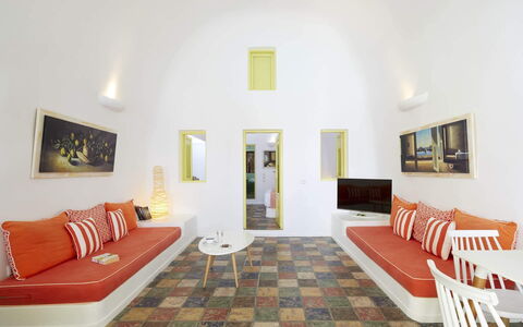 Mandra Suite: Pavimentazione, Pavimento, Interior Design, Soffitto, Appartamento, Soggiorno, Design, Divano, Hotel