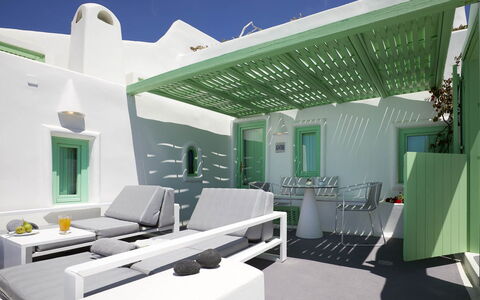 Alegria Suite: Appartamento, Soffitto, Sedia, Design, Shade, Hotel, Balcone, Mobili Da Esterno, Tavolino Da Caffè, Eco Hotel