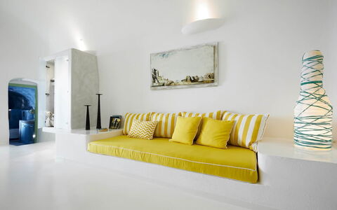 Alegria Suite: Mobilia, Interior Design, Parete, Divano, Cuscino, Pavimentazione, Pavimento, Lancia Cuscino, Soggiorno, Camera