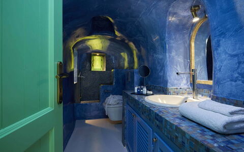 Alegria Suite: Blu, Illuminazione, Idraulico Fixture, Piastrella, Lavandino Del Bagno, Rubinetto, Volta, Lampada, Lavello, Bagno