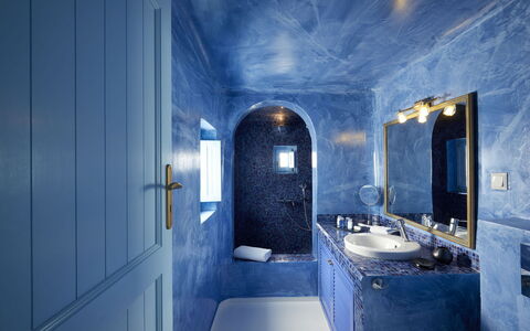 Maison Sivota: Blu, Idraulico Fixture, Interior Design, Pavimentazione, Bagno, Pavimento, Rubinetto, Lavandino Del Bagno, Idraulico, Lavello