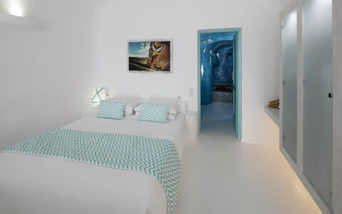 Neli Suite: Blu, Camera Da Letto, Interior Design, Letto, Mobilia, Appartamento, Lancia Cuscino, Bedding, Cuscino, Soffitto
