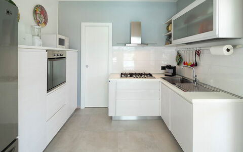 Villa Rossini: Cucina, Elettrodomestico Da Cucina, Controsoffitto, Apparecchio Major, Cabinetry, Interior Design, Pavimentazione, Legna, Cucina Stufa, Elettrodomestico