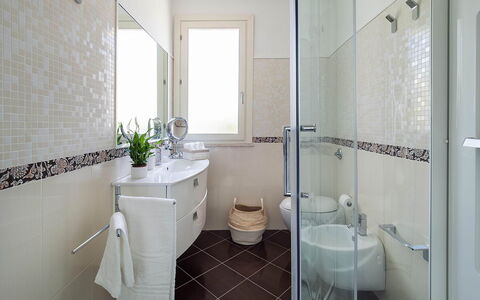 Villa Rossini: Bagno, Idraulico Fixture, Lavandino Del Bagno, Pavimentazione, Lavello, Gabinetto, Interior Design, Pavimento, Toilet Seat, Rubinetto