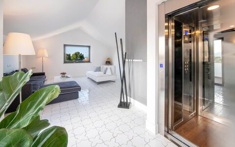 The Ivy Villa: Pavimentazione, Pavimento, Interior Design, Soffitto, Appartamento, Lampada, Illuminazione Diurna, Soggiorno, Divano