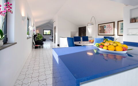 The Ivy Villa: Blu, Interior Design, Pavimentazione, Pavimento, Soffitto, Cucina, Mobilia, Piastrella, Controsoffitto, Camera