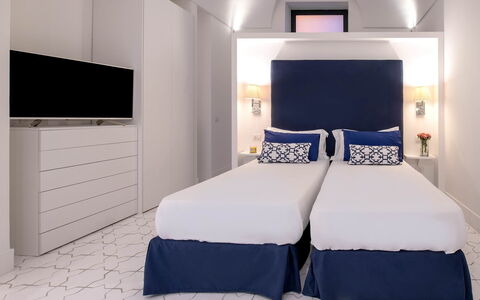 The Ivy Villa: Camera Da Letto, Interior Design, Appartamento, Letto, Lenzuolo, Bedding, Telaio Del Letto, Biancheria, Cuscino, Hotel