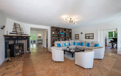 Villa Angela: Mobilia, Interior Design, Pavimentazione, Pavimento, Divano, Legna, Soffitto, Soggiorno, Camera, Tavolo