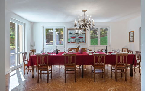 Villa Angela: Mobilia, Interior Design, Pavimentazione, Tavolo, Soffitto, Legna, Sedia, Sala Da Pranzo, Camera, Lampada