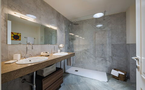 Villa Angela: Pavimentazione, Lavandino Del Bagno, Idraulico Fixture, Interior Design, Parete, Bagno, Pavimento, Lavello, Rubinetto, Soffitto