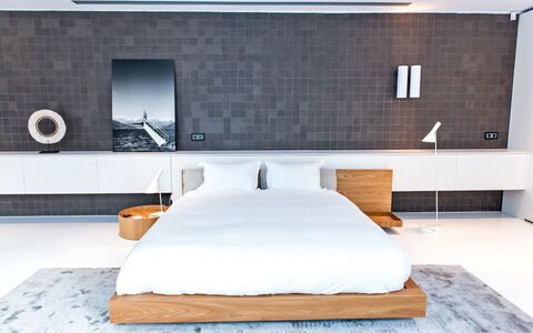 Villa Sound: Mobilia, Letto, Camera Da Letto, Interior Design, Pavimentazione, Parete, Pavimento, Legna, Bedding, Lenzuolo