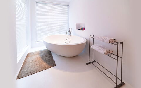 Villa Sound: Interior Design, Pavimentazione, Vasca Da Bagno, Pavimento, Idraulico Fixture, Bagno, Idraulico, Rubinetto, Piastrella