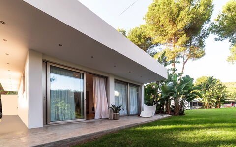 Villa Sound: Casa, Architettura, Zona Residenziale, Shade, Estate, Giardino, Landscaping, Struttura Esterna, Ricorrere, Design