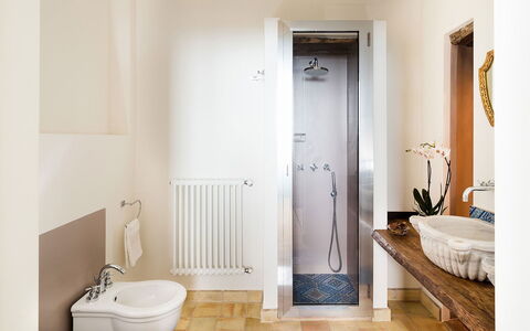 Villa Magical Tower: Bagno, Pavimentazione, Idraulico Fixture, Pavimento, Parete, Interior Design, Legna, Rubinetto, Idraulico, Piastrella