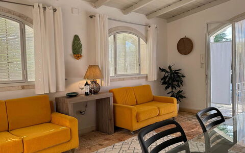 Trulli Maria: Mobilia, Interior Design, Divano, Parete, Pavimentazione, Legna, Pavimento, Camera, Soggiorno, Casa