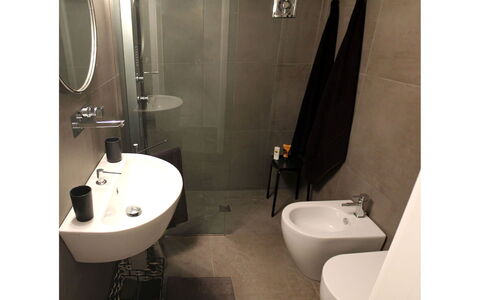 Trulli Maria: Bagno, Idraulico Fixture, Pavimentazione, Pavimento, Gabinetto, Interior Design, Toilet Seat, Idraulico, Lavello, Lavandino Del Bagno