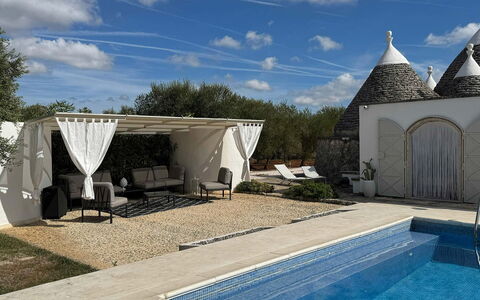 Trulli Maria: Mobili Da Esterno, Flagstone, Shade, Sedia, Landscaping, Piscina, Struttura Esterna, Cortile, Backyard, Terrazza