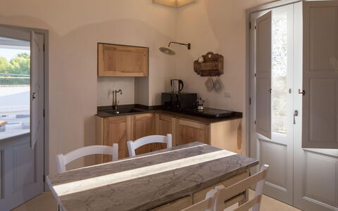 Villa Salentina: Mobilia, Pavimentazione, Legna, Interior Design, Pavimento, Cucina, Controsoffitto, Soffitto, Cabinetry, Illuminazione