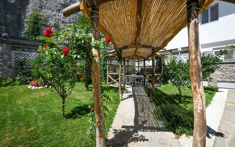Villa Marina Grande: Giardino, Struttura Esterna, Shade, Backyard, Cortile, Sedia, Landscaping, Flagstone, Cortile, Design