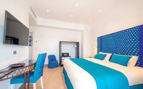 Villa Marina Grande: Blu, Mobilia, Interior Design, Ricorrere, Sedia, Biancheria, Camera Da Letto, Hotel, Lancia Cuscino, Letto