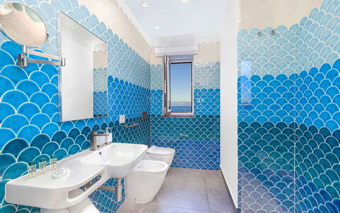 Villa Marina Grande: Blu, Pavimentazione, Interior Design, Pavimento, Piastrella, Idraulico Fixture, Sfondo, Bagno, Mosaico, Idraulico