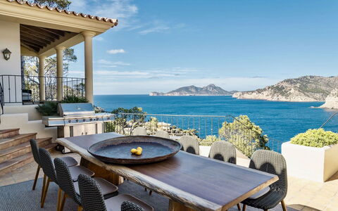 Villa Serrano: Mobilia, Mobili Da Esterno, Sedia, Tavolo Esterno, Costa, Catena Montuosa, Cucina & Sala Da Pranzo Tavolo, Balcone, Baia, Eco Hotel