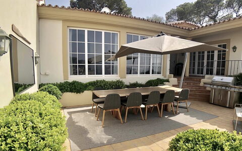 Villa Serrano: Mobilia, Mobili Da Esterno, Tavolo, Sedia, Tavolo Esterno, Shade, Ombrello, Cucina & Sala Da Pranzo Tavolo, Terrazza, Giardino