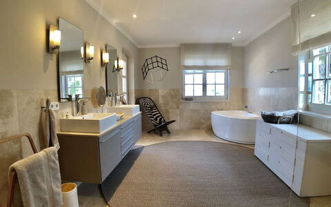 Villa Serrano: Interior Design, Pavimentazione, Pavimento, Idraulico Fixture, Bagno, Mobilia, Casa, Mobiletto Del Bagno, Illuminazione, Rubinetto