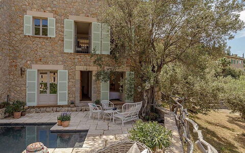 Casa Naomi: Parete, Casa, Casa, Arbusto, Zona Residenziale, Porta, Villetta, Estate, Giardino