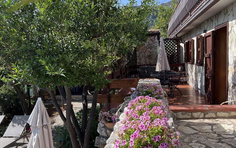 Villa Romy: Vaso Di Fiori, Flagstone, Shade, Giardino, Pianta Della Casa, Cortile, Cobblestone, Tavolo Esterno, Mobili Da Esterno