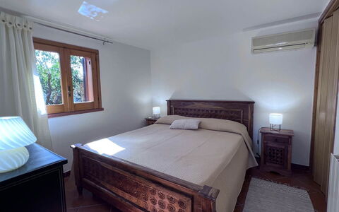 Villa Romy: Letto, Mobilia, Interior Design, Camera Da Letto, Pavimentazione, Legna, Pavimento, Lenzuolo, Bedding, Camera