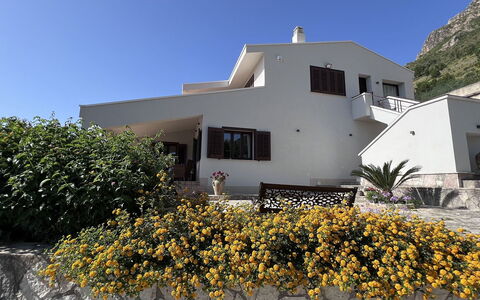 Villa Jamie: Zona Residenziale, Casa, Casa, Estate, Hacienda, Driveway, Landscaping, Cortile, Villa, Balcone