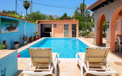 Sandra: Acqua, Mobilia, Pianta, Proprietà, Cielo, Piscina, Azzurro, Blu, Sedia, Albero